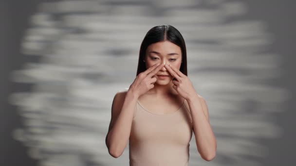 Asian Skincare Model Promoting Face Cream Studio Natural Girl Applying — 图库视频影像
