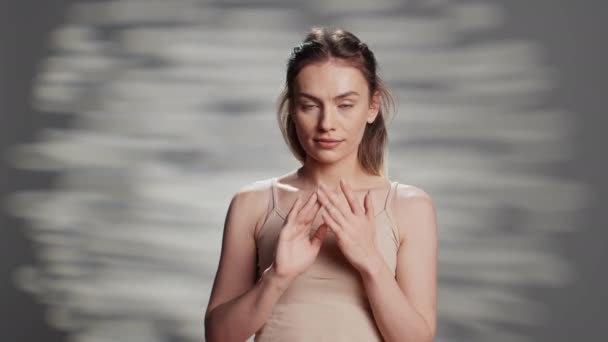スキンケアルーチンに保湿クリームを使用した美容モデル 天然物の広告キャンペーンを作成します 幸せな完璧な女性のポーズカメラに栄養高揚ルックを促進する — ストック動画