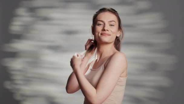 Vacker Kvinna Omfamna Ofullkomligheter Med Bar Hud Poserar Med Naturlig — Stockvideo