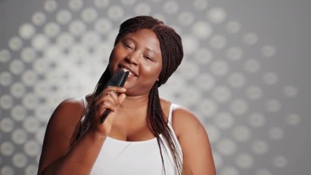 Щаслива Молода Жінка Співає Щітці Волосся Студії Насолоджується Скінченною Рекламною — стокове відео