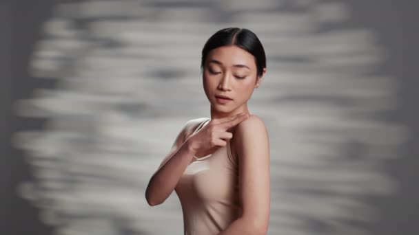 Asian Woman Promoting Beauty Products Cream Studio Creating Skincare Campaign — Vídeo de Stock