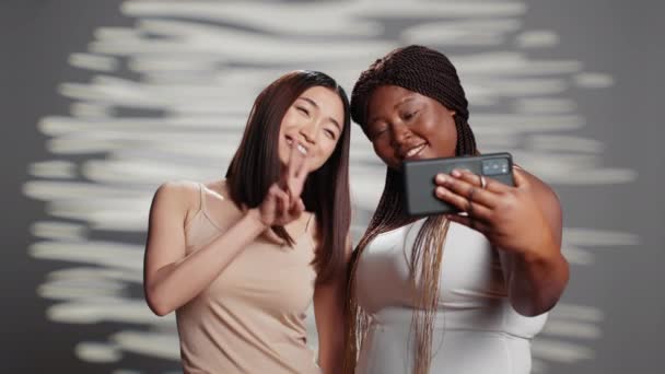 Szczęśliwe Dziewczyny Bez Skazy Robienie Zdjęć Telefon Komórkowy Pomocą Smartfona — Wideo stockowe