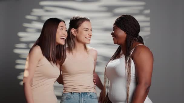 Grupo Diversas Chicas Que Sienten Positivos Acerca Los Tipos Cuerpo — Vídeos de Stock