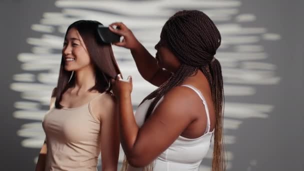 Interracial Women Advertising Friendship Studio Curvy Girl Brushing Hair Skinny — 图库视频影像