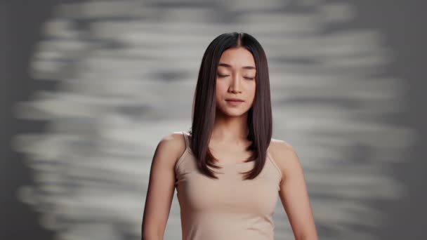 在演播室里摆出光彩夺目的皮肤的亚洲女人 自信地促进自我接纳 具有自然裸露肤色的性感女孩 为护肤产品做广告 — 图库视频影像