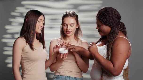 Group Flawless Ladies Applying Moisturizing Face Cream Studio Promoting Luminous — Vídeos de Stock
