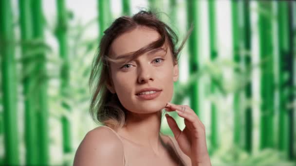 自然温柔的女孩为洗发水和理发产品做广告 在新的健美和自爱广告活动中感到美丽和健康 在竹子背景上摆姿势的漂亮的性感女人 — 图库视频影像