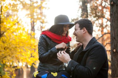 Güzel aşk mutlu çift sonbahar Park eğlenmek