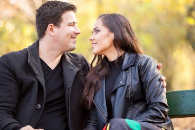 Sonbahar parkta bir bankta oturmuş aşk kaç gülümseyen yakın çekim