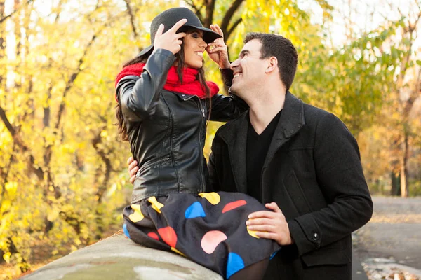 Lov Gourgeous Couple Autumn Park — Stockfoto