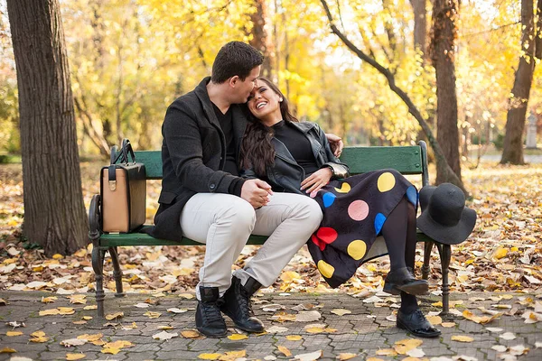 Lásce Šťastný Mladý Pár Sedí Lavičce Podzimním Parku — Stock fotografie