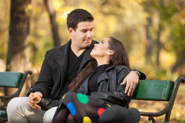 Feliz Amor Casal Sentado Banco Parque Outono — Fotografia de Stock