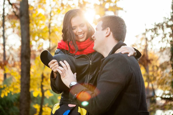 Romantische Koppel Het Najaar Van Park Glimlachend Plezier — Stockfoto