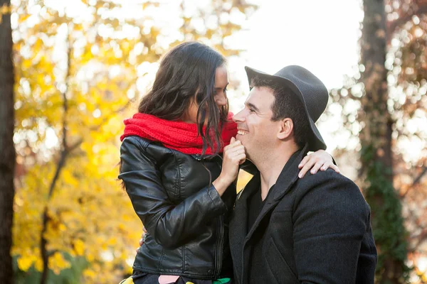 Schön Verliebt Glückliches Paar Herbst Park Spaß Haben — Stockfoto
