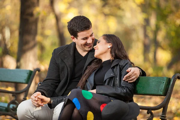 Mooi Liefde Paar Zittend Een Bankje Herfst Park — Stockfoto