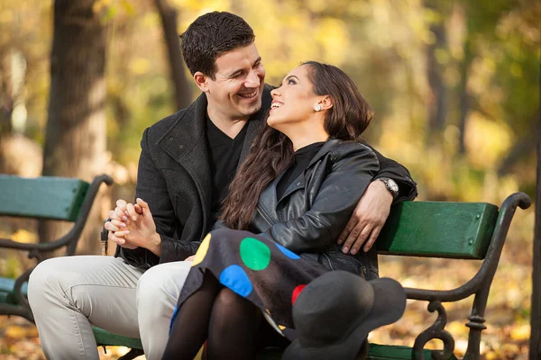 Happy Couple Sitting Bench Autumn Park — Stockfoto