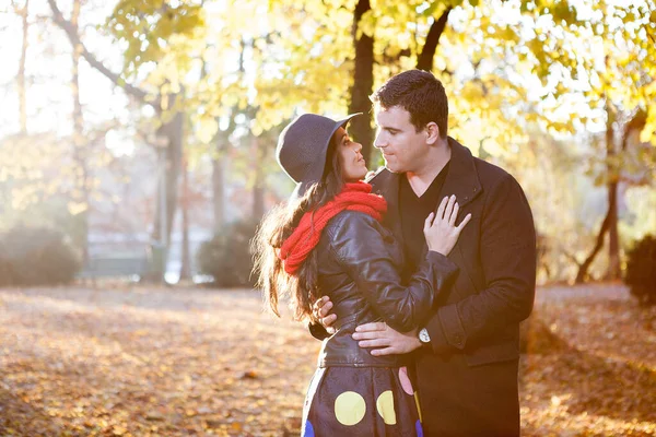 Happy Lov Beautiful Gourgeous Couple Autumn Park — Stockfoto