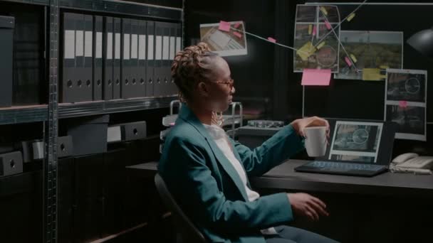 Mulher Afro Americana Trabalhando Espaço Arquivo Polícia Preparando Para Olhar — Vídeo de Stock