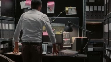 Erkek müfettiş haritadaki adli delilleri inceliyor, davayı çözmek için çözüm düşünüyor. Profesyonel özel dedektif ipuçları ve sabıka kayıtları üzerinde çalışıyor, olay odası arşiv dosyaları.