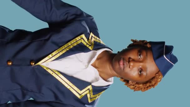 Dikey Video Afrikalı Amerikalı Kız Kamerada Askeri Selam Veriyor Orduya — Stok video