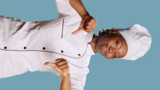 Dikey Video Mutsuz Kadın Aşçı Baş Parmak Işareti Gösteriyor Reklam — Stok video