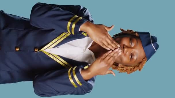 Вертикальное Видео Женщина Летчик Посылает Воздушные Поцелуи Камеру Флиртует Мила — стоковое видео
