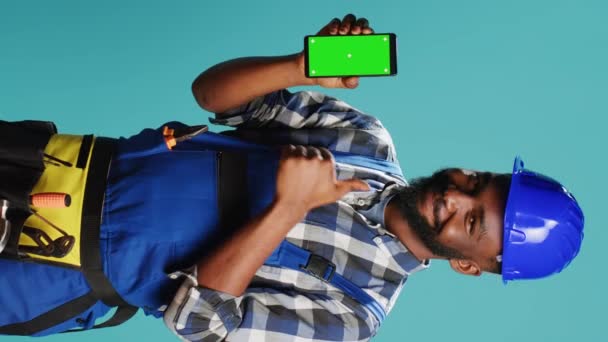 Vídeo Vertical Homem Afro Americano Mostrando Exibição Greenscreen Câmera Segurando — Vídeo de Stock
