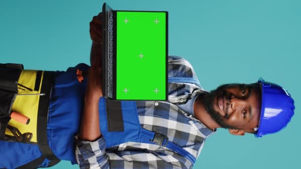 Függőleges Videó Mosolygós Kézműves Mutatja Laptop Zöld Képernyőn Kamera Reklám — Stock videók