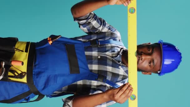 Vertikales Video Messfläche Für Junge Erwachsene Mit Messgerät Für Den — Stockvideo