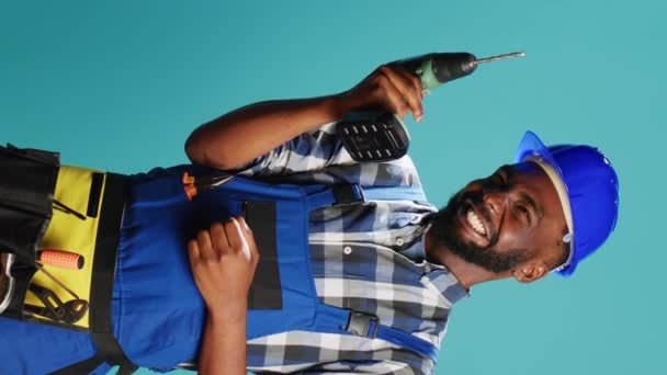 Κάθετο Βίντεο Αφροαμερικάνος Που Χρησιμοποιεί Ηλεκτρικό Τρυπάνι Στον Τοίχο Τρυπάνια — Αρχείο Βίντεο