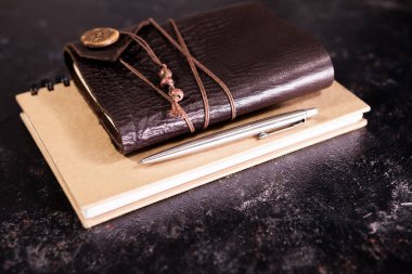 Vintage defter üzerinde bir günlük karanlık bir gemide bir kalem yanındaki yaşlı