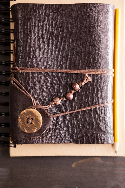 Pencil Retro Notebook Leather Cover Wooden Backgorund — Stock fotografie