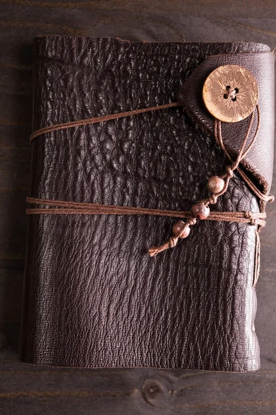 木製の背景に革カバー付きヴィンテージノートブックのトップビュー — ストック写真
