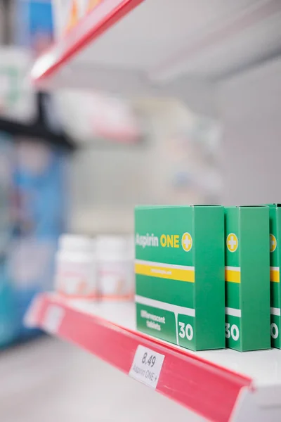 Toko Farmasi Kosong Diisi Dengan Kotak Produk Farmasi Dan Suplemen — Stok Foto