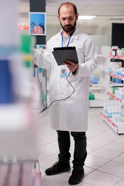 Фармацевт Просматривает Информацию Медицинских Препаратах Планшетном Компьютере Сканируя Штрих Код — стоковое фото