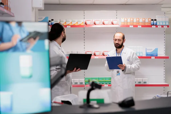 Работники Аптек Работающие Аптечной Инвентаризации Таблеток Проверяют Пакеты Лекарств Записывая — стоковое фото