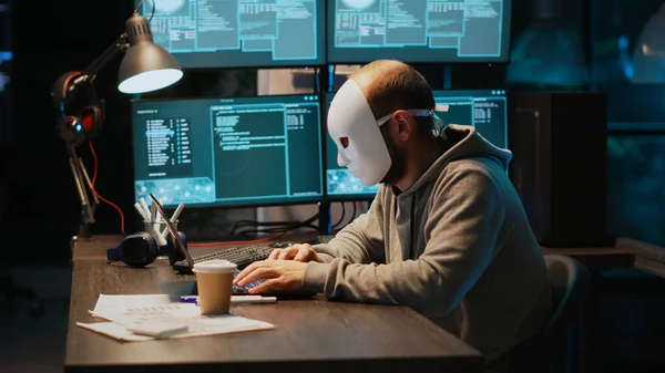 Ladrón Enmascarado Piratería Sistema Informático Tarde Noche Trabajando Ordenador Portátil — Foto de Stock