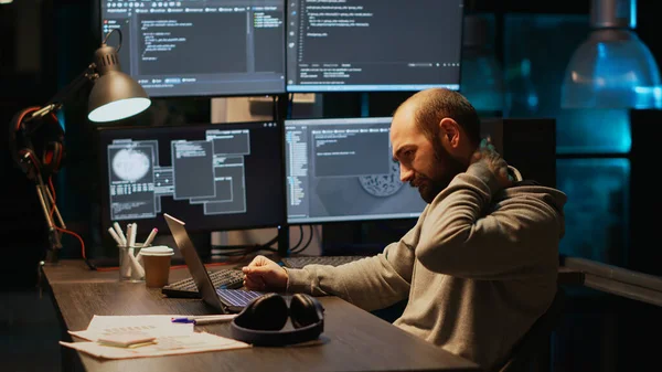 Informatikai Mérnök Szenved Gerinc Diszkomfort Dolgozik Szerver Programozás Irodában Hátfájással — Stock Fotó