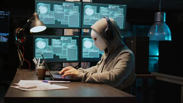 Młody Złodziej Komputerów Maską Hakujący Serwer Komputerowy Nocy Pracujący Laptopie — Zdjęcie stockowe