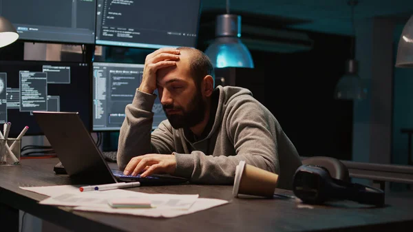 ソフトウェアエンジニアは 机の上で眠り 新しいインターフェースプログラミングに取り組もうとしています 男眠いと夜遅くに疲れて サーバーコードを使用して感じている 手持ち撮影 — ストック写真