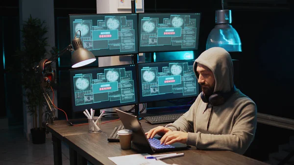 Erkek Hacker Hırsızı Siber Güvenlik Sunucusunu Kırıp Birden Fazla Monitörden — Stok fotoğraf