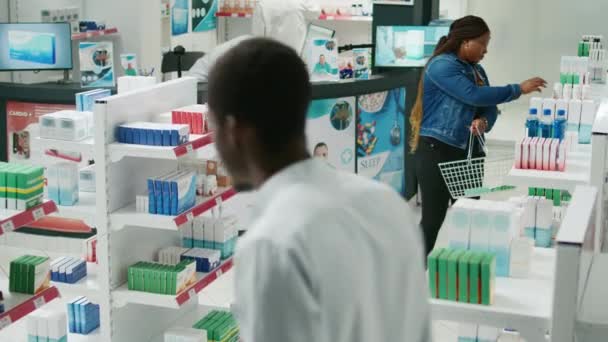 Жінка Клієнт Бере Коробки Таблеток Вітамінів Аптеки Купує Ліки Охорони — стокове відео