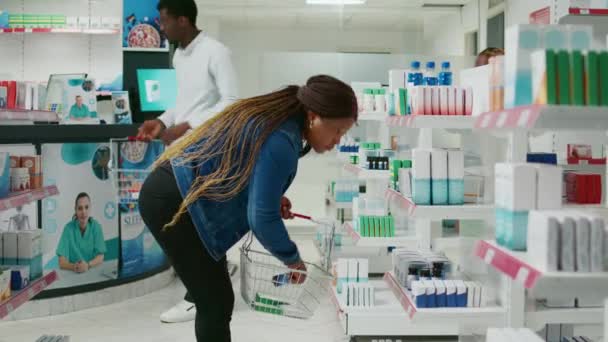 Cliente Hembra Revisando Productos Farmacéuticos Desde Bastidores Farmacias Buscando Comprar — Vídeo de stock