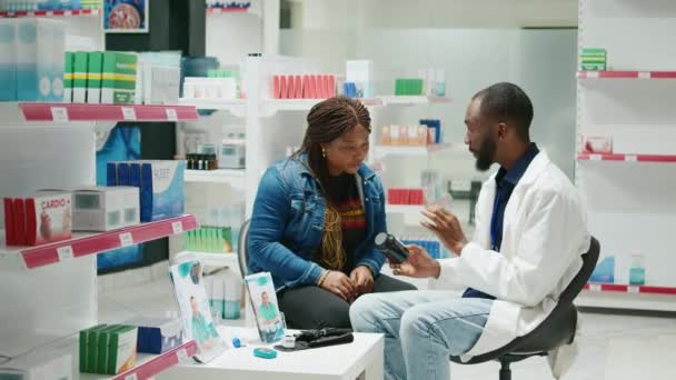 Afrykański Amerykański Lekarz Daje Butelkę Tabletek Kobiecie Wyjaśniając Medycynie Receptę — Wideo stockowe