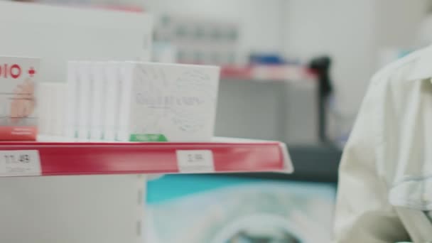 Male Doctor Recommending Box Pills Woman Expaining Disease Treatment Drugs — Vídeo de stock