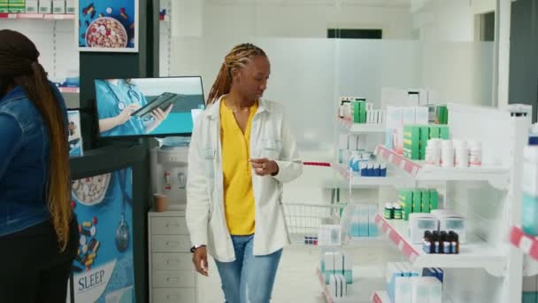 Afroameričanka Která Chce Koupit Farmaceutické Výrobky Obchodů Prohledává Lékárničky Ženské — Stock video