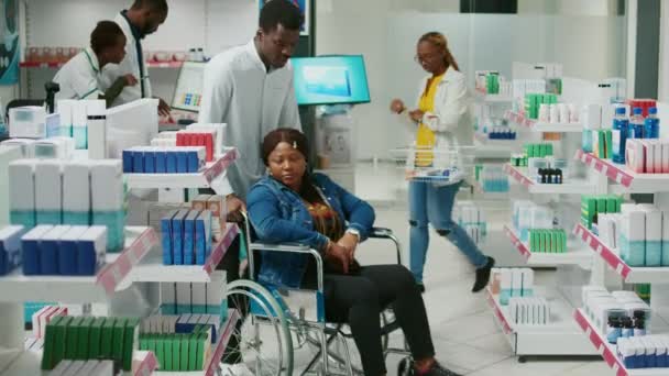 Klient Wózku Inwalidzkim Pracownik Socjalny Proszący Tabletki Rozmawiający Specjalistą Medycynie — Wideo stockowe