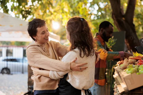 Smiling Women Hugging Greeting Each Other Local Farmers Market Happy — Stock Photo, Image