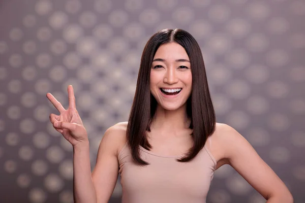 Jong Optimistisch Aziatisch Model Steekt Hand Toont Vredessymbool Met Twee — Stockfoto