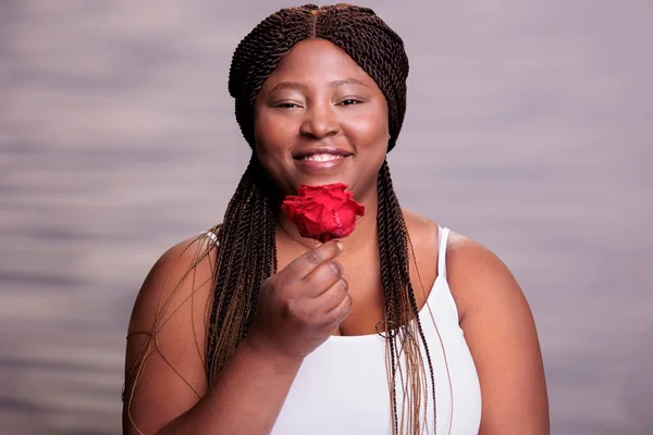 Mujer Afroamericana Sosteniendo Retrato Símbolo Amor Rosa Roja Cuerpo Sonriente —  Fotos de Stock